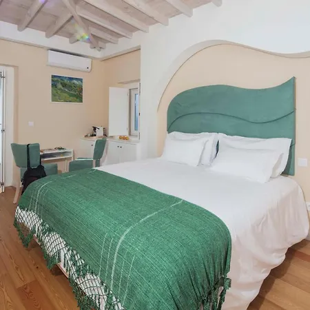 O Amorzinho Sintra Bed & Breakfast *