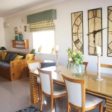 Castelinho Carrascal Summer Apt & Heated Pool Homestay *