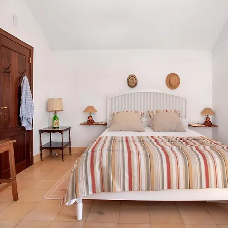 Joivy 3-Br Cottage With Terrace And Garden In Colares Holiday home