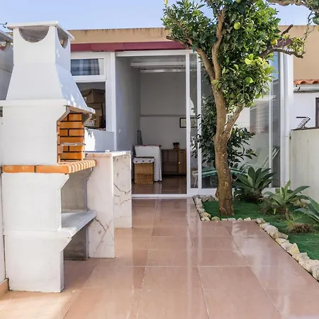 2 Bedroom House And Garden Lounge Apartment *
