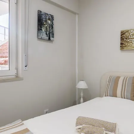 Apartment 2 Bedroom House And Garden Lounge