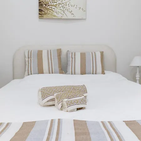2 Bedroom House And Garden Lounge Apartment