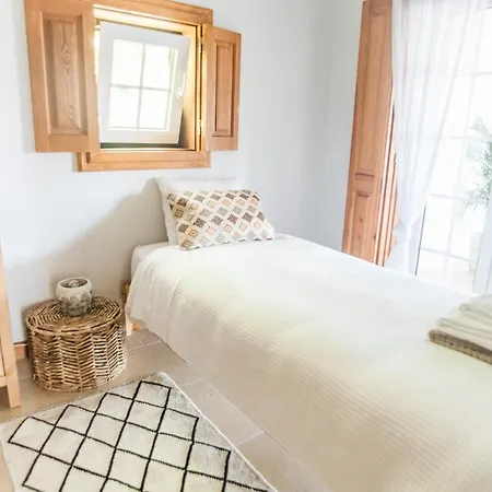 Dreamsea Surf Bed & Breakfast Sintra
