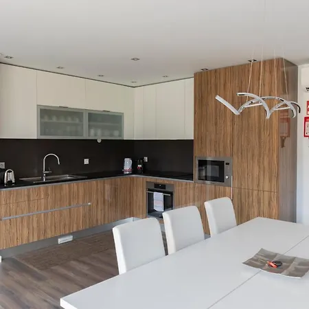 Amazing Retreat W/ Pool By Lovelystay Holiday home *