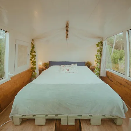 Holiday home The Amazing Inacio Bus Converted