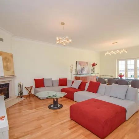 Luxurious 4-bedroom Golf With Private Pool *