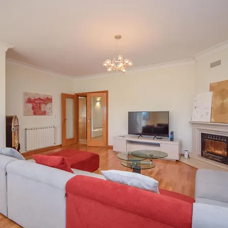 Luxurious 4-bedroom Golf With Private Pool Villa Sintra