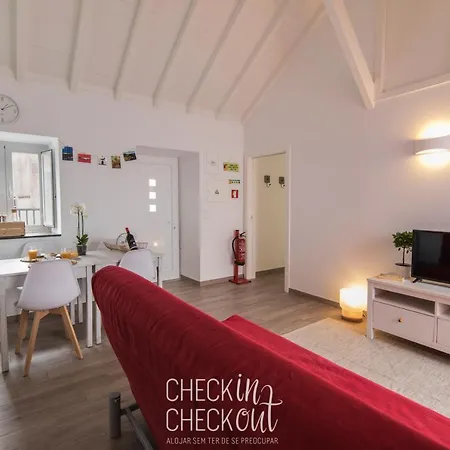 Checkincheckout - Colares Cozy House *