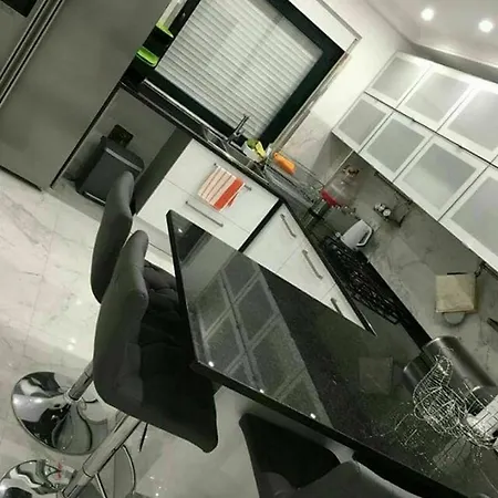 With 2 Bedrooms In Queluz, With Wonderful View And Wifi Apartment *